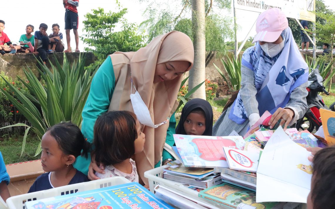 Mahasiswa STIF SYENTRA membantu Dinas Perpustakaan dan Kearsipan (DPK) Kota Serang, dalam penyaluran bantuan berupa makanan dan Perpustakan keliling.  Tak lupa mahasiswa juga membantu anak anak korban terdampak untuk membaca dan menulis dari fasilitas yang telah disediakan.