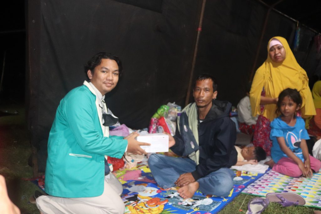 Badan Eksekutif Mahasiswa bersama dengan organisasi dalam kampus telah melaksanakan #STIFSYENTRABERBAGI kepada para korban bencana banjir di beberapa kecamatan di kota serang.