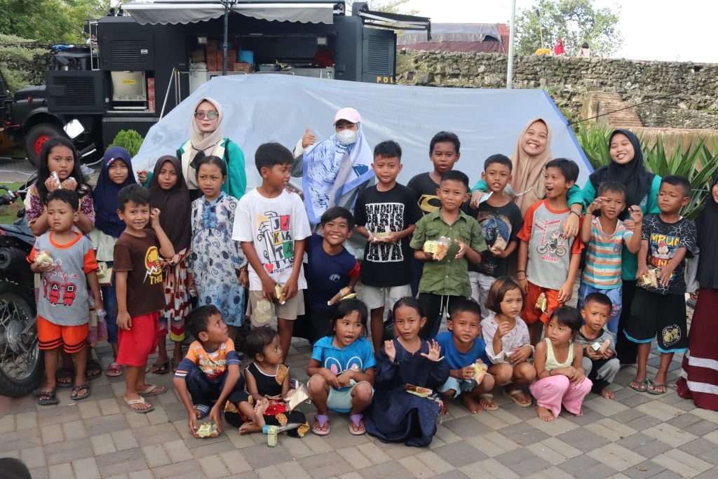 Mahasiswa STIF SYENTRA membantu Dinas Perpustakaan dan Kearsipan (DPK) Kota Serang, dalam penyaluran bantuan berupa makanan dan Perpustakan keliling. Tak lupa mahasiswa juga membantu anak anak korban terdampak untuk membaca dan menulis dari fasilitas yang telah disediakan.