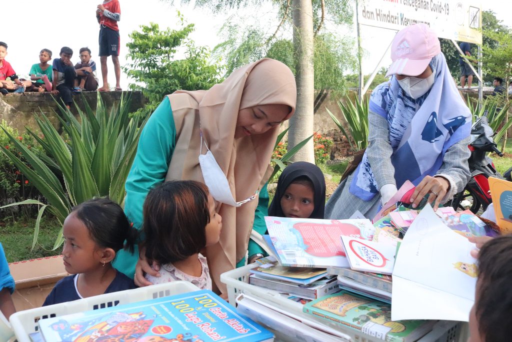 Mahasiswa STIF SYENTRA membantu Dinas Perpustakaan dan Kearsipan (DPK) Kota Serang, dalam penyaluran bantuan berupa makanan dan Perpustakan keliling. Tak lupa mahasiswa juga membantu anak anak korban terdampak untuk membaca dan menulis dari fasilitas yang telah disediakan.