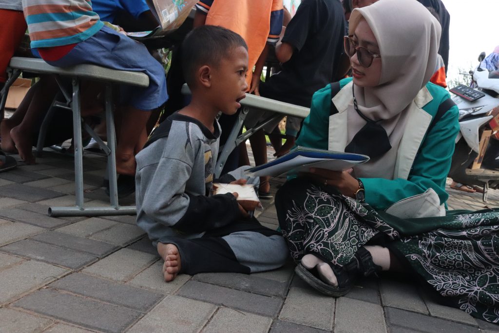 Mahasiswa STIF SYENTRA membantu Dinas Perpustakaan dan Kearsipan (DPK) Kota Serang, dalam penyaluran bantuan berupa makanan dan Perpustakan keliling. Tak lupa mahasiswa juga membantu anak anak korban terdampak untuk membaca dan menulis dari fasilitas yang telah disediakan.